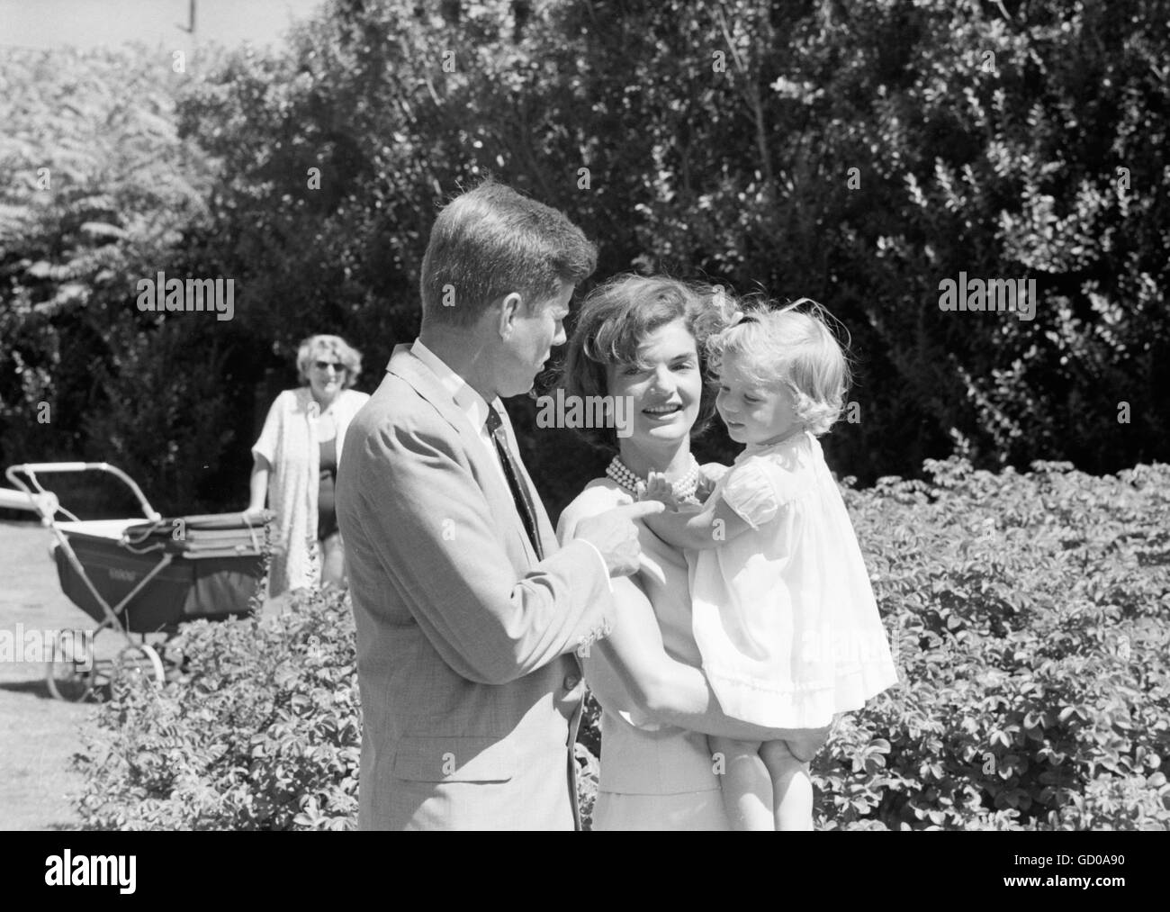 Senator John F. Kennedy mit Jackie und Caroline in Hyannis Port Stockfoto