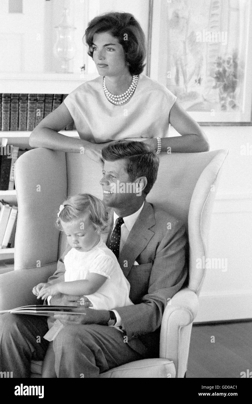 Senator John F. Kennedy mit Jackie und Caroline in Hyannis Port Stockfoto
