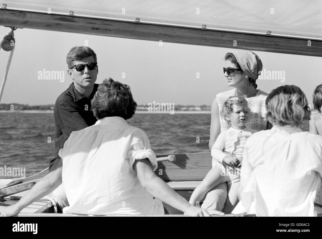 Kennedy und Jacqueline, Bootsfahrten mit Familie in Hyannis Port, August 1959. Stockfoto
