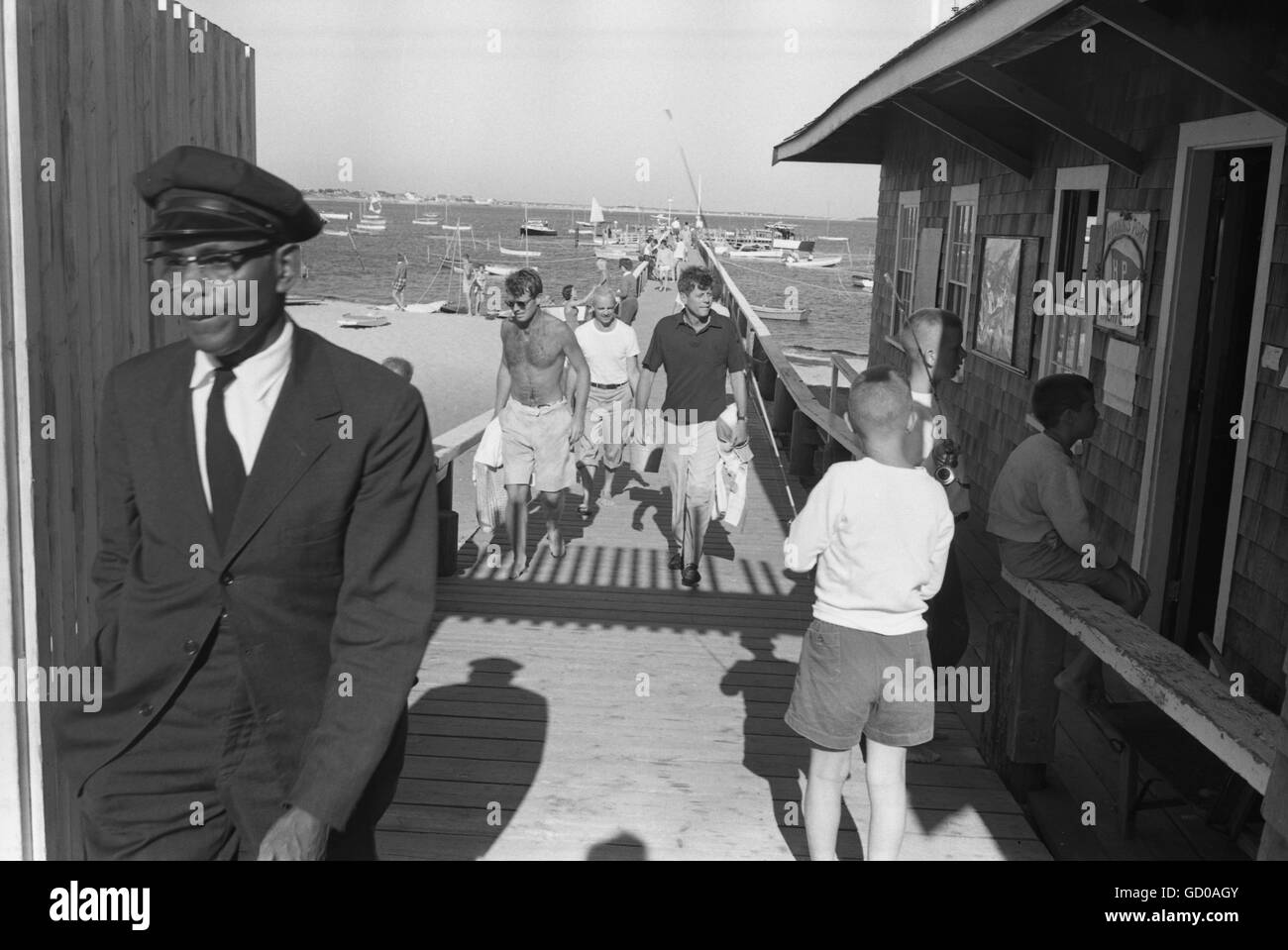 Kennedy und Robert Kennedy Rückkehr von Segeln auf Victura in Hyannis Port, 1959. Stockfoto