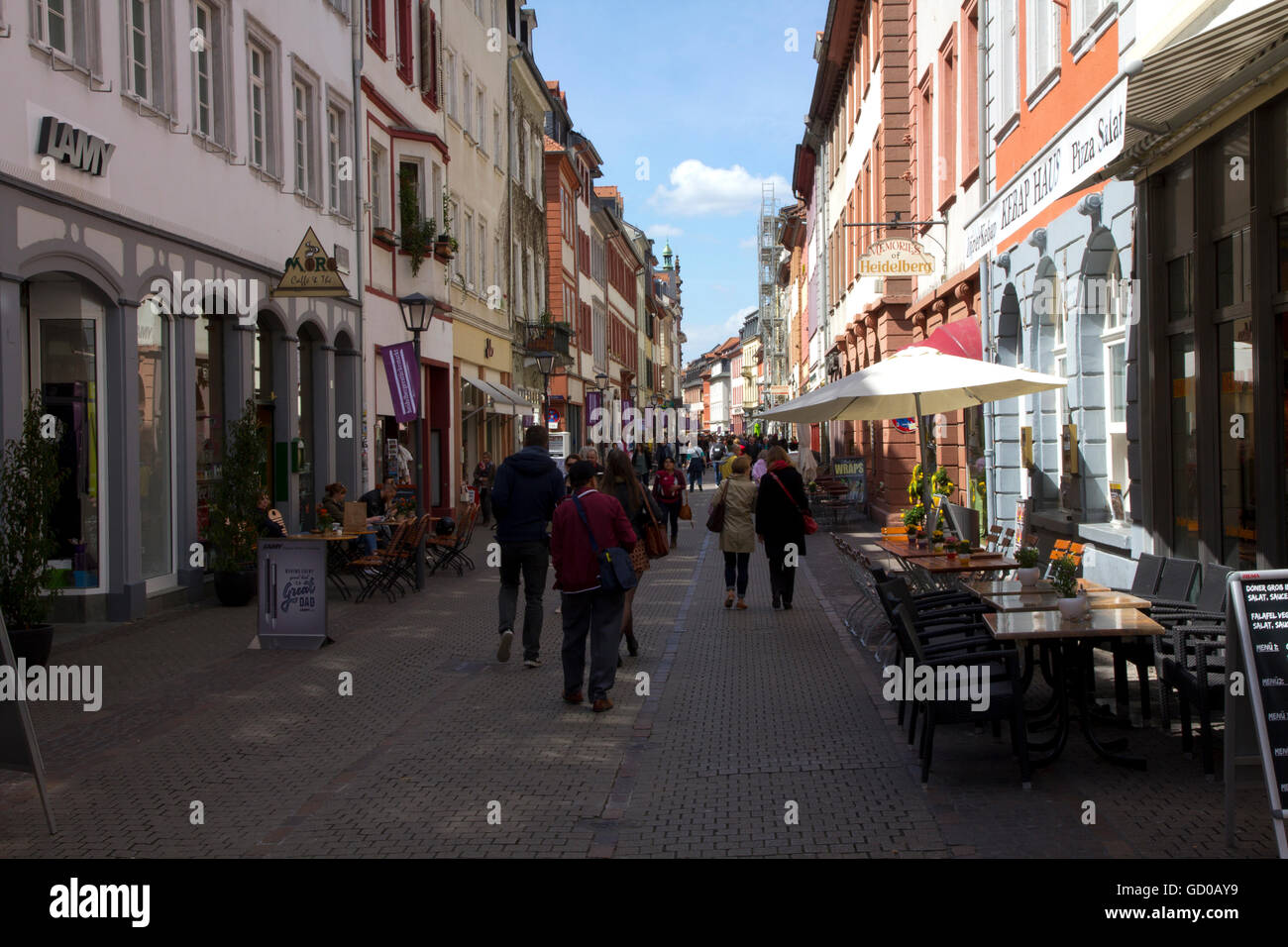Die gepflasterten Straßen der Altstadt (oder "City") sind gesäumt von Fachwerkhäusern und Barockbauten, Heidelberg, Deutschland. Stockfoto