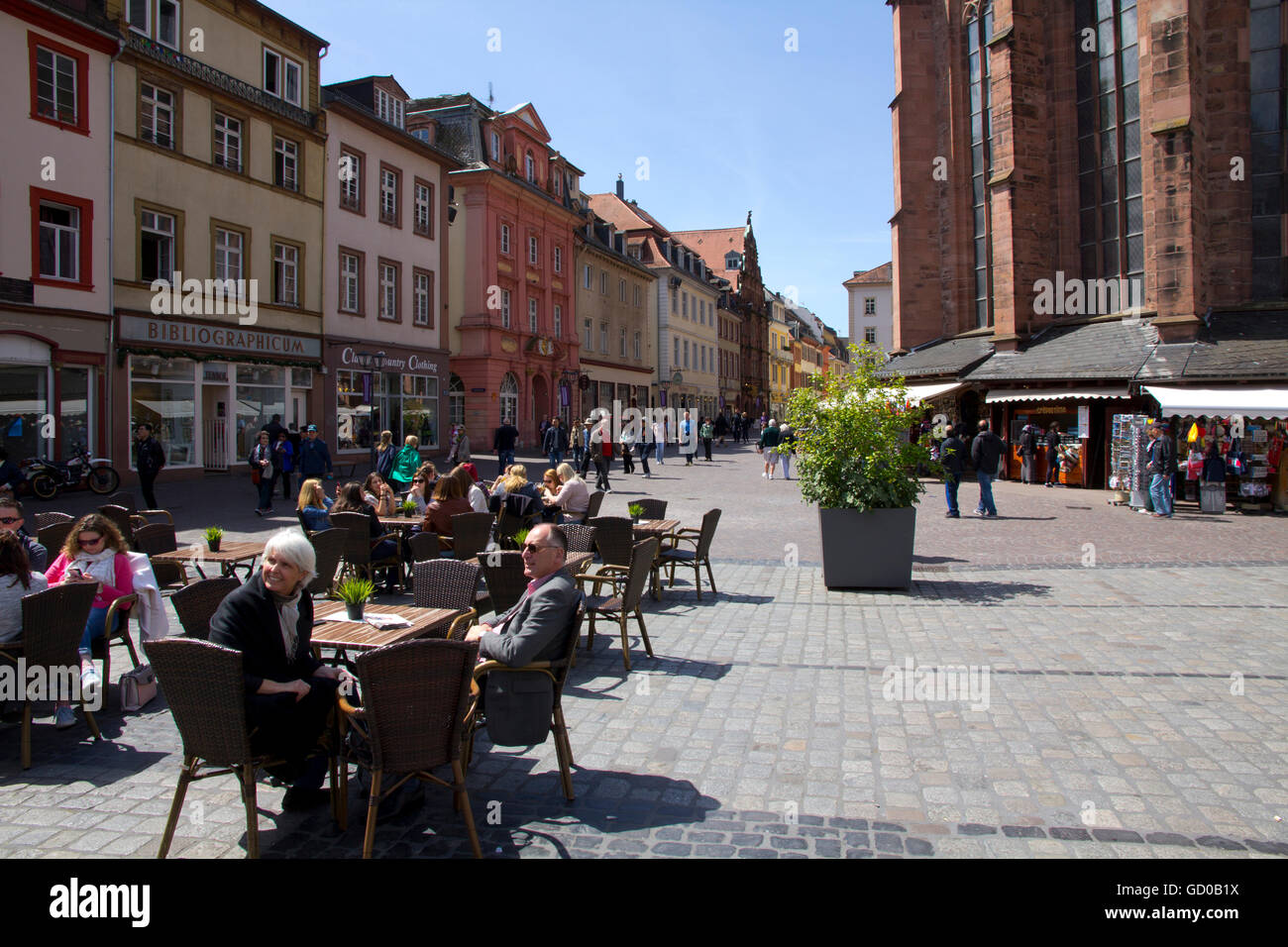 Belebten Marktplatz (oder "Marktplatz") ist umgeben von Geschäften, Cafés und das stattliche Rathaus ("Rathaus") in Heidelberg, Deutschland. Stockfoto