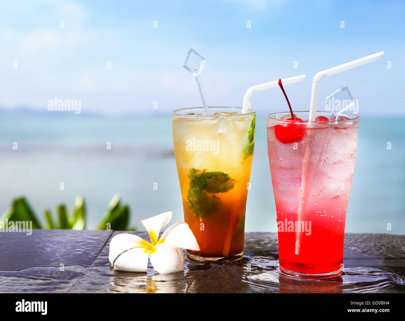 Zwei Cocktails am Pool, Meer Hintergrund Stockfotografie - Alamy