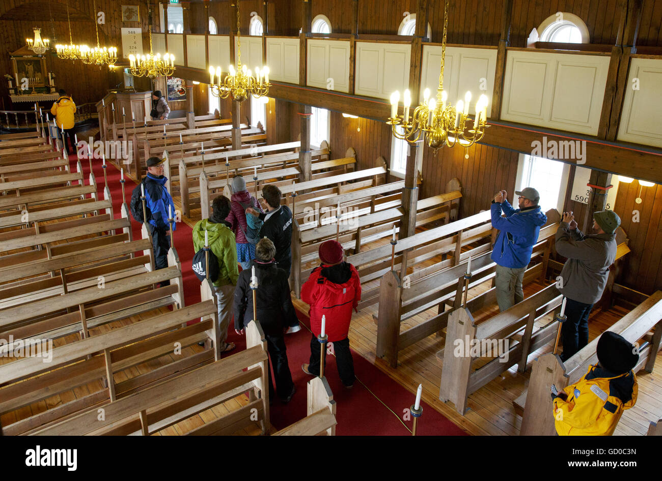 Touristen besuchen die Kirche, Sisimiut, Grönland Stockfoto
