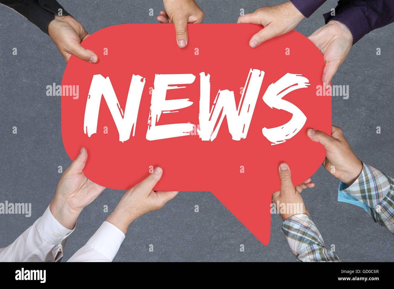Gruppe von Menschen halten mit Händen die Wort Nachrichtenmedien Ankündigung Informationen ankündigen Stockfoto