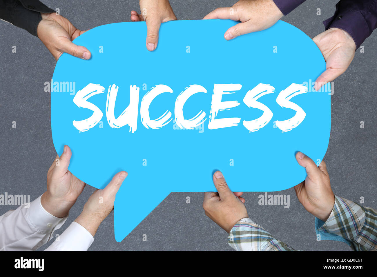 Gruppe von Menschen halten mit Händen das Wort Erfolg erfolgreiche Karriere Konzept Unternehmensführung Stockfoto