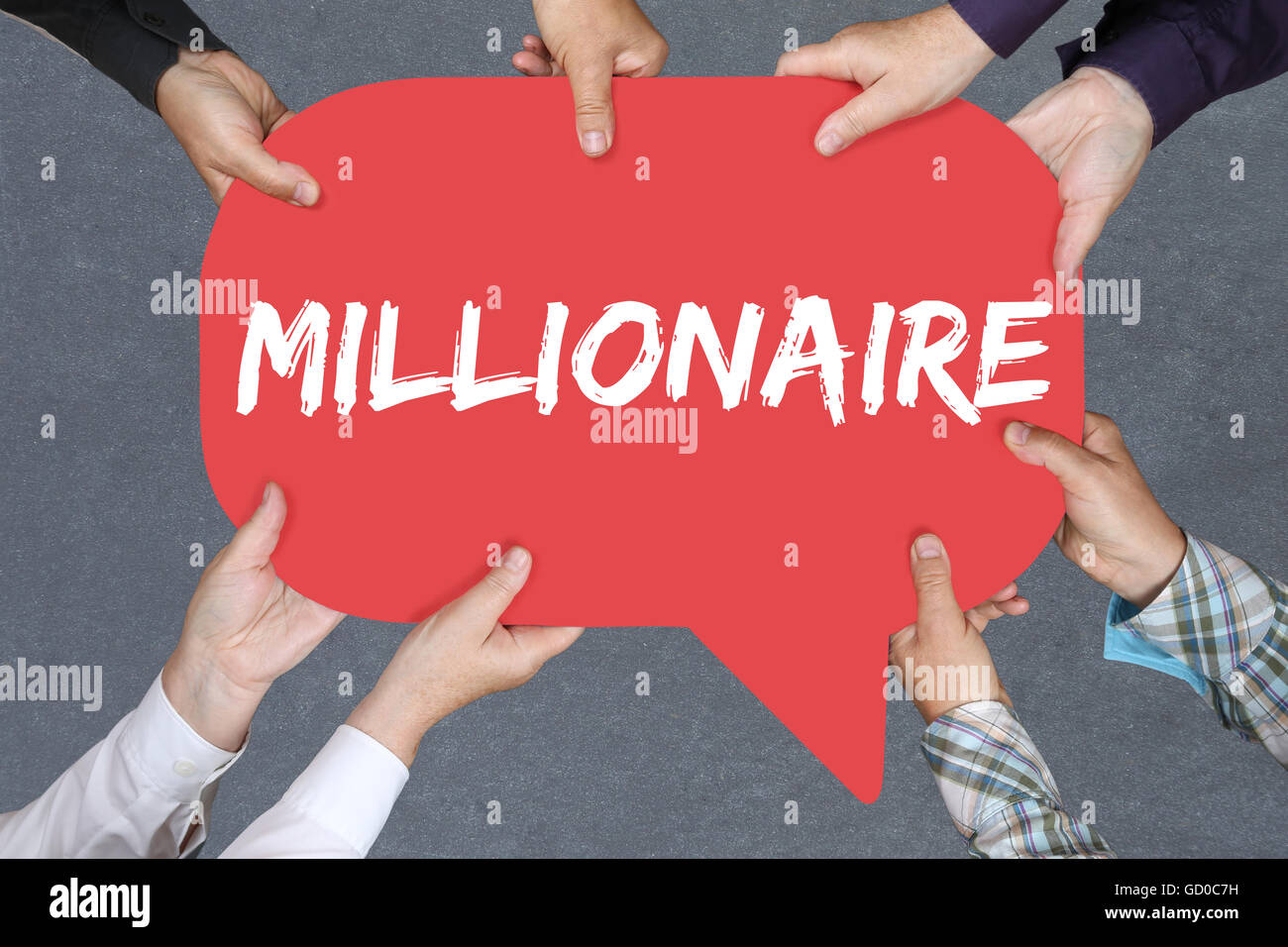 Gruppe von Menschen halten das Wort Millionär Reich Reichtum Erfolg erfolgreich Finanzen Führung Geschäftskonzept mit Händen Stockfoto
