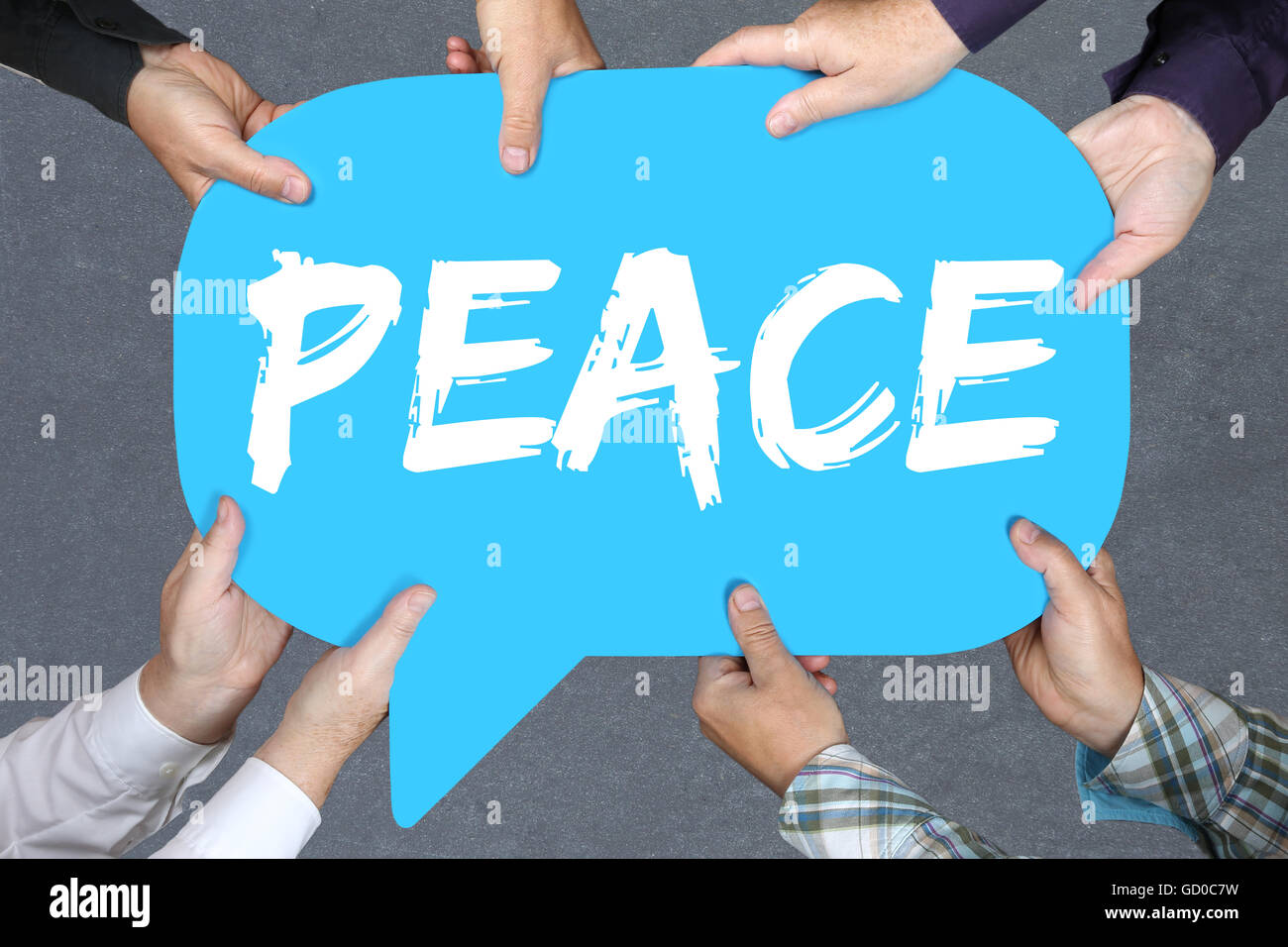 Gruppe von Menschen halten mit Händen das Wort Frieden Krieg friedlich Konzept Stockfoto