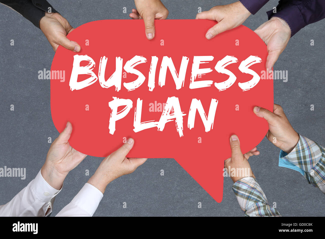 Gruppe von Menschen halten das Wort Business Plan Analyse Strategie Erfolg Unternehmen mit Händen Stockfoto