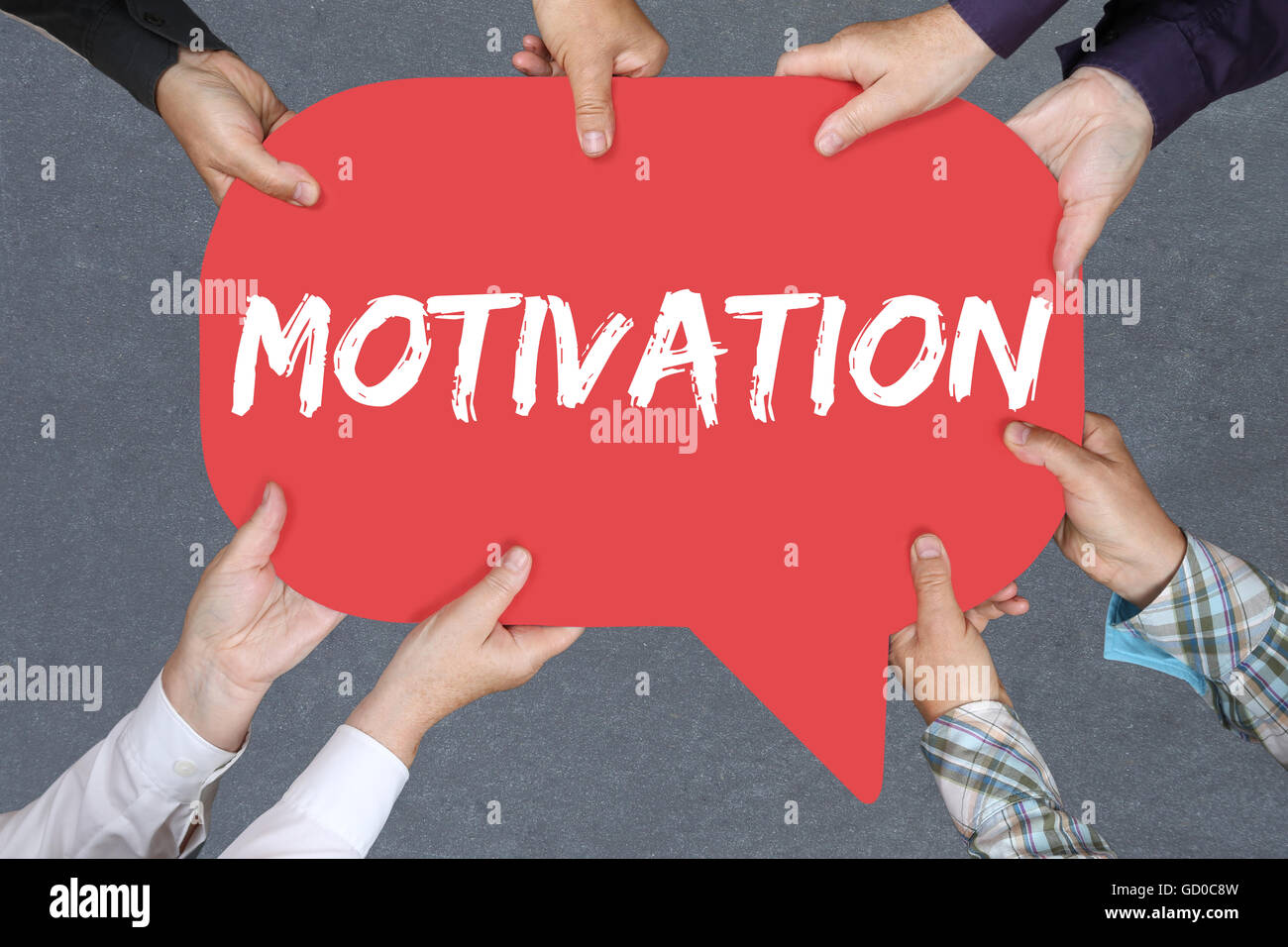 Gruppe von Menschen halten die Wort Motivation Strategie coaching Ausbildungserfolg erfolgreich mit Händen Stockfoto