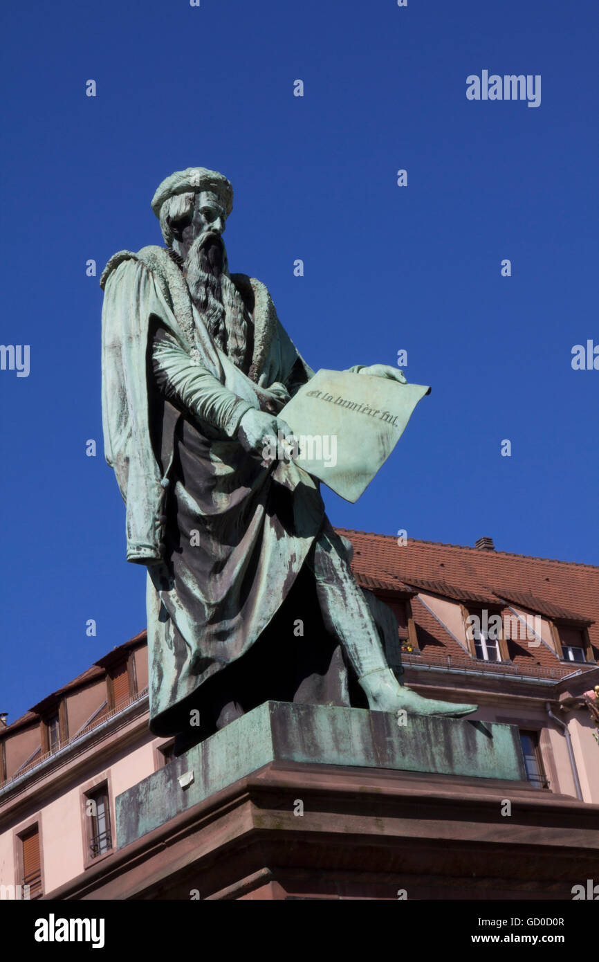 Ein Bronze-Denkmal am Place Gutenberg in Straßburg vom Bildhauer David d ' Angers verewigt Johannes Gutenberg und der Buchdruck. Stockfoto