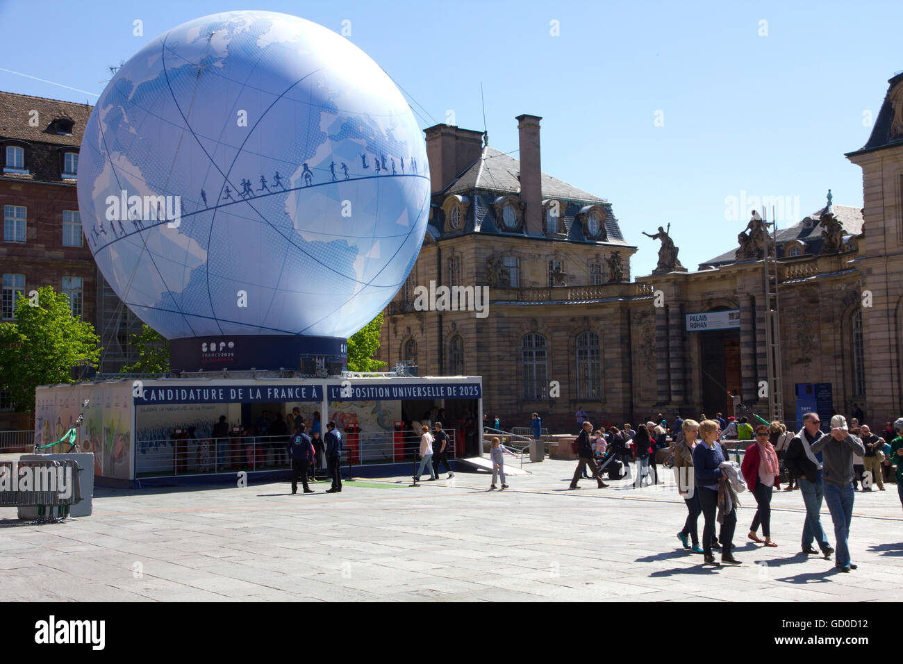 Dieses Exponat auf der Straßburger Kathedrale Plaza wirbt Frankreichs Kandidatur für das Jahr 2025 World Expo.  Straßburg, Frankreich. Stockfoto