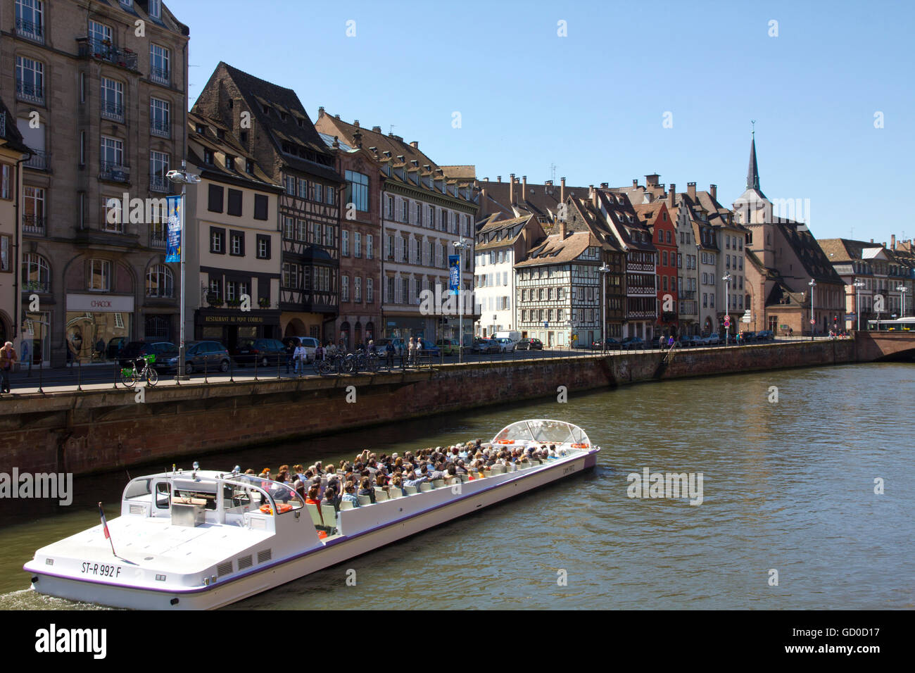 Ein Sightseeing-Boot gleitet entlang eines Kanals im Stadtteil Petite France in Straßburg, Frankreich. Stockfoto