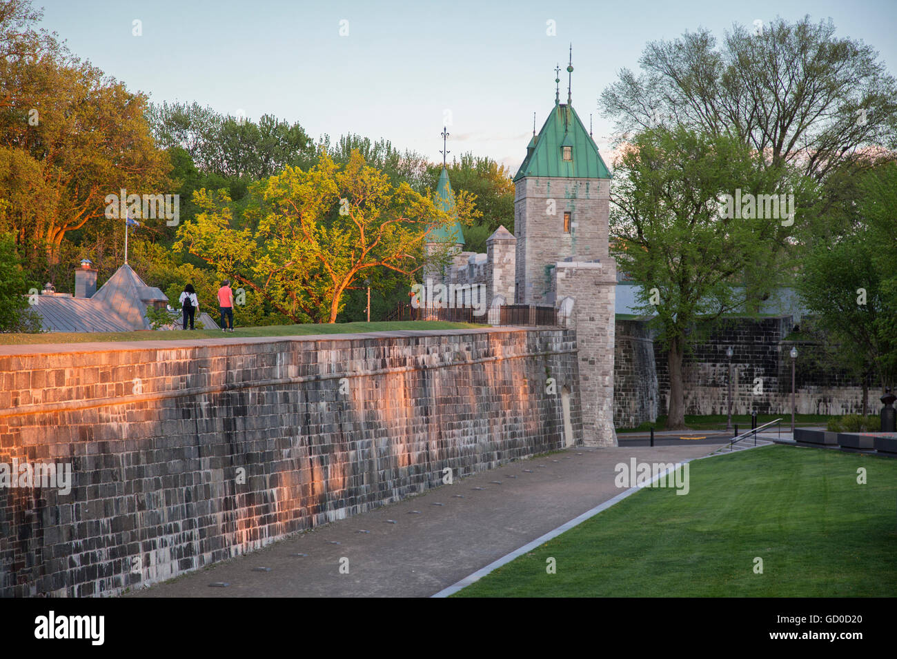 QUEBEC CITY - 25. Mai 2016: Die steinernen Befestigungsmauer, die alten umgibt ist Quebec City über 4,5 km langen Stockfoto