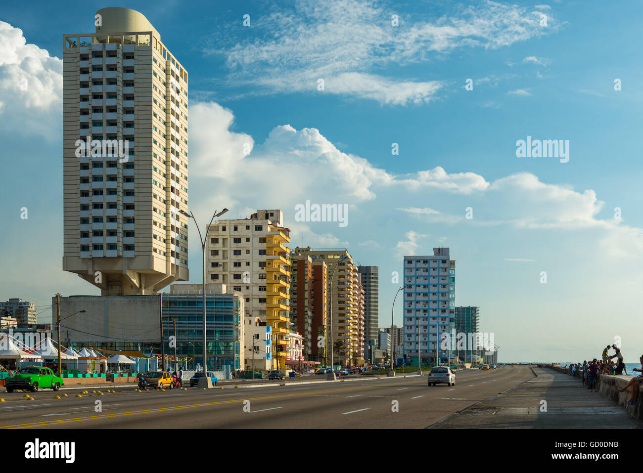 Die alte Architektur von Havanna, Kuba, steht gegenüber dem Malecon, eine lange Promenade, die entlang der karibischen See. Stockfoto Die alte Architektur von Havanna, Kuba, steht gegenüber dem Malecon, eine lange Promenade, die entlang der karibischen See. Stockfoto