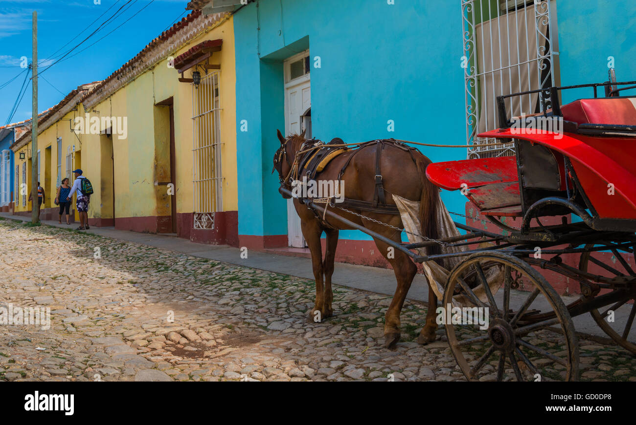 Ein Pferd und Buggy warten auf Passagiere in den Straßen von Trinidad, Kuba. Stockfoto Ein Pferd und Buggy warten auf Passagiere in den Straßen von Trinidad, Kuba. Stockfoto