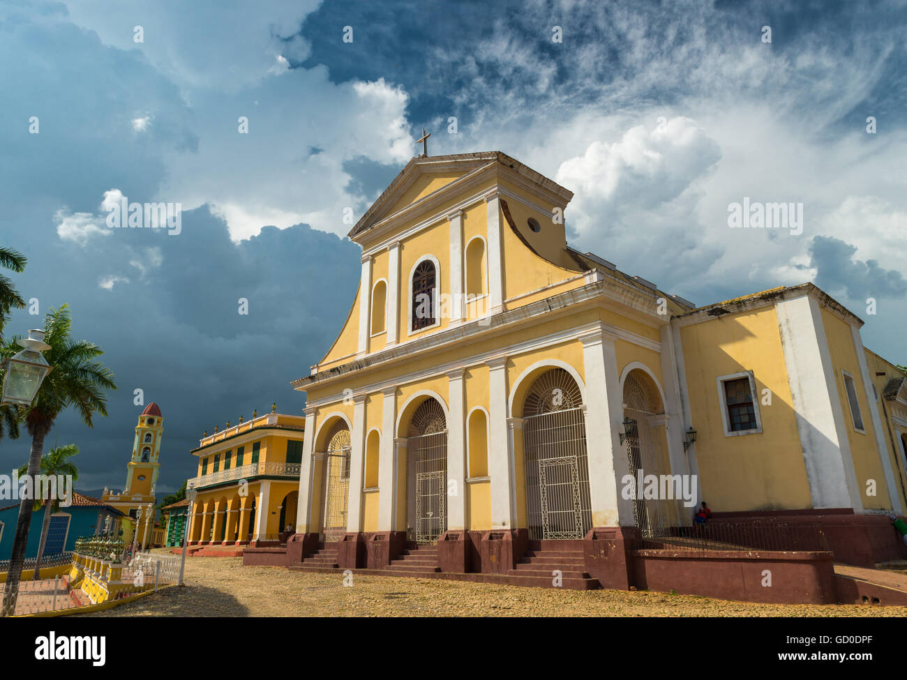 Die Kirche der Heiligen Dreifaltigkeit im Bereich "Plaza Mayor" von Trinidad, Kuba. Stockfoto Die Kirche der Heiligen Dreifaltigkeit im Bereich "Plaza Mayor" von Trinidad, Kuba. Stockfoto