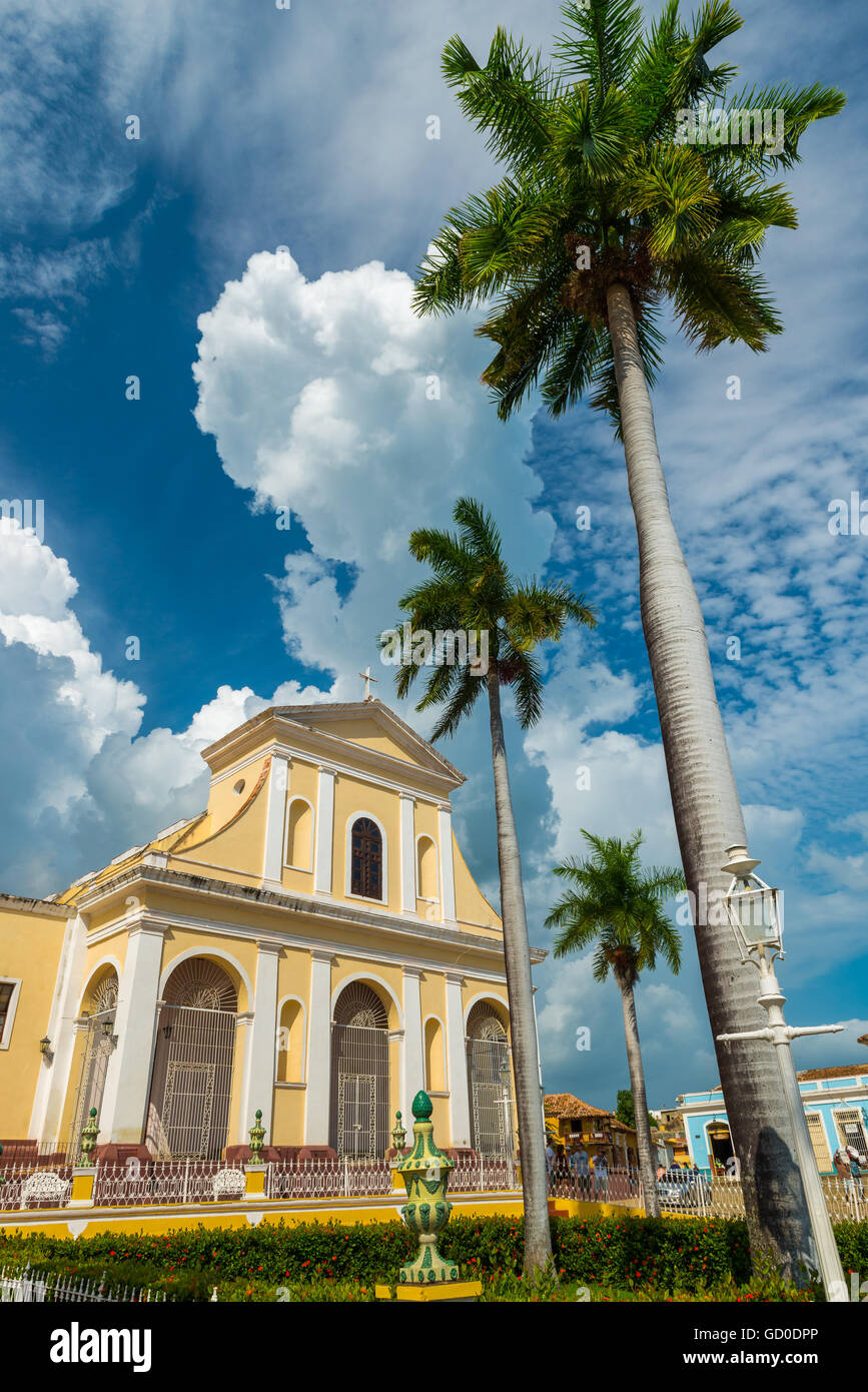 Die Kirche der Heiligen Dreifaltigkeit im Bereich "Plaza Mayor" von Trinidad, Kuba. Stockfoto Die Kirche der Heiligen Dreifaltigkeit im Bereich "Plaza Mayor" von Trinidad, Kuba. Stockfoto