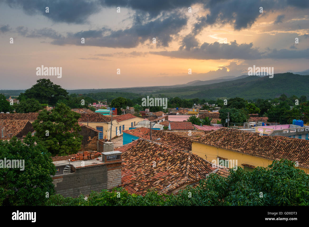 Die Sonne über den Dächern von Trinidad, Kuba. Stockfoto Die Sonne über den Dächern von Trinidad, Kuba. Stockfoto