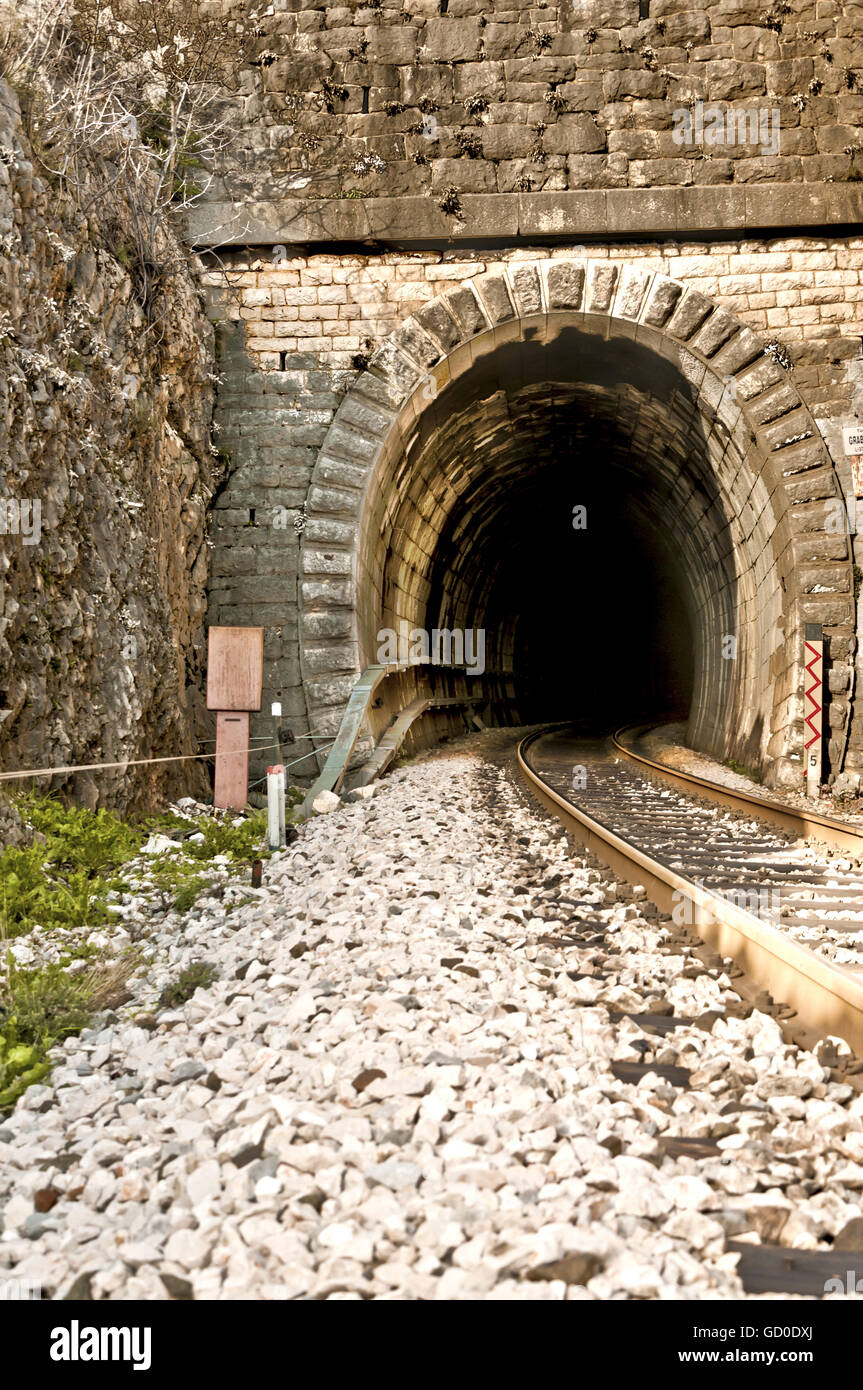 Eisenbahnschienen und alten Tunneleingang im dalmatinischen Hinterland in der Nähe von Labin, Dalmatien, Kroatien Stockfoto