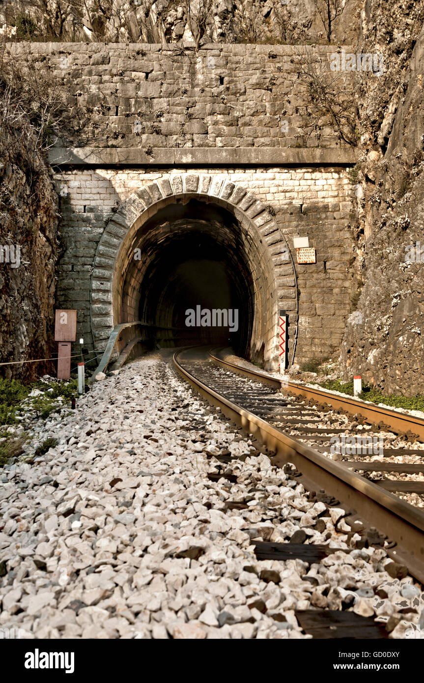 Eisenbahnschienen und alten Tunneleingang im dalmatinischen Hinterland in der Nähe von Labin, Dalmatien, Kroatien Stockfoto