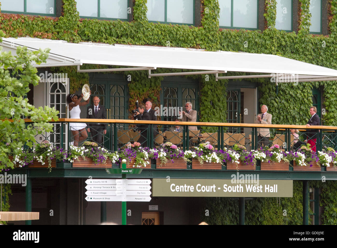 Wimbledon London, UK. 9. Juli 2016. Amerikanische Serena Williams hält Venus Rosewater Dish aus dem Centre Court Balkon gegenüber ihren Fans nach dem Gewinn ihrer 7. Damen-Einzel-Titel gegen Angelique Kerber um Steffi Grafs 22 Grand-Slam-Titel Rekord Credit gleich: Amer Ghazzal/Alamy Live-Nachrichten Stockfoto