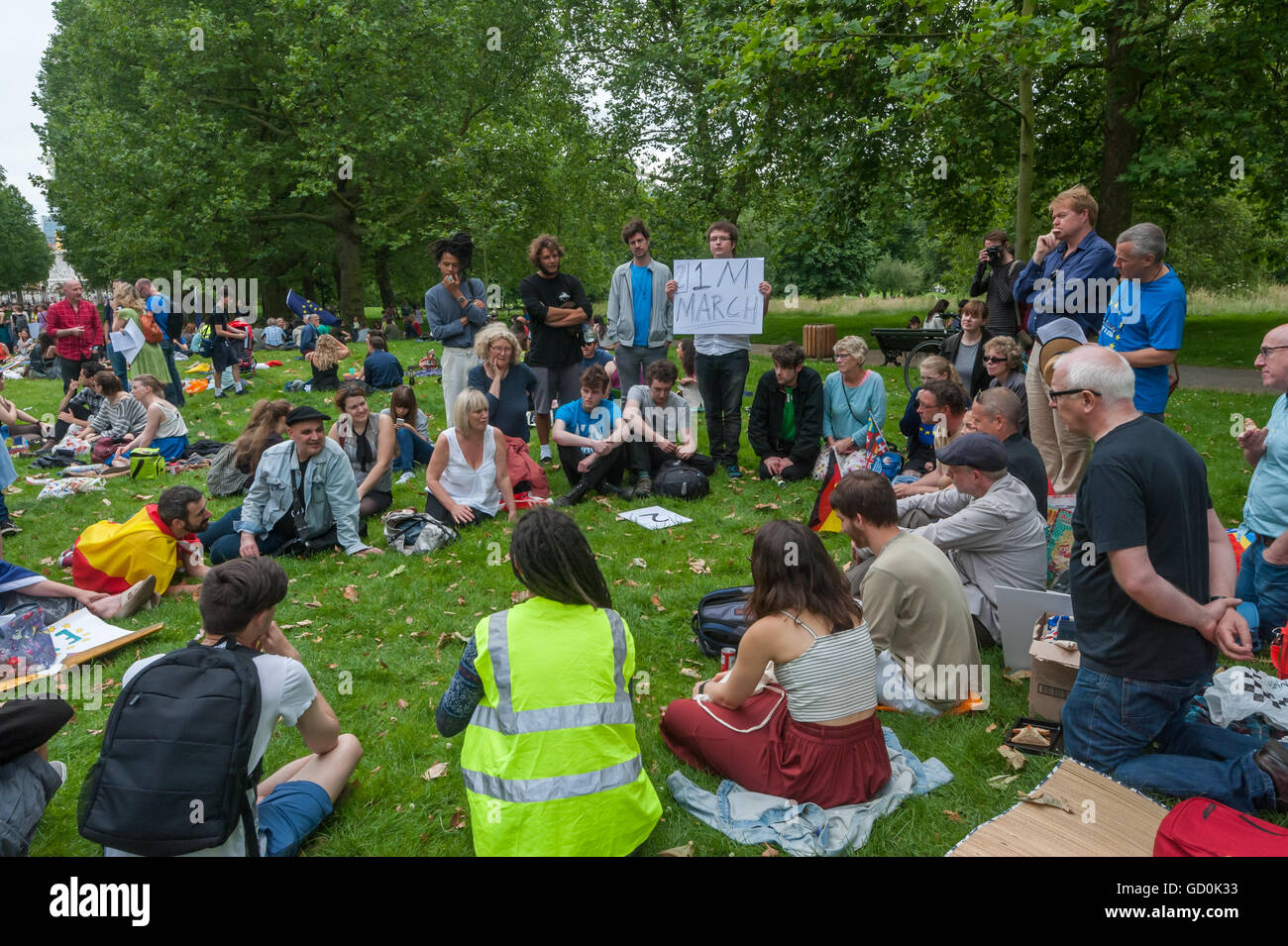 London, UK. 9. Juli 2016. Mehrere hundert Picknick im grünen Park und reden über die Zukunft unter austritt. Die meisten der Teilnehmer durch eine Abstimmung, die basiert auf Lügen und falschen Versprechungen betrogen fühlen, aber Wege finden, um es in etwas Positives für das Land, machen wollte. Am besten in Kleingruppen aufgeteilt, für ernsthafte Diskussionen über die verschiedenen Aspekte der Zukunft, einschließlich einer Prüfung einen riesigen Protest marschieren.  Peter Marshall/Alamy Live-Nachrichten Stockfoto