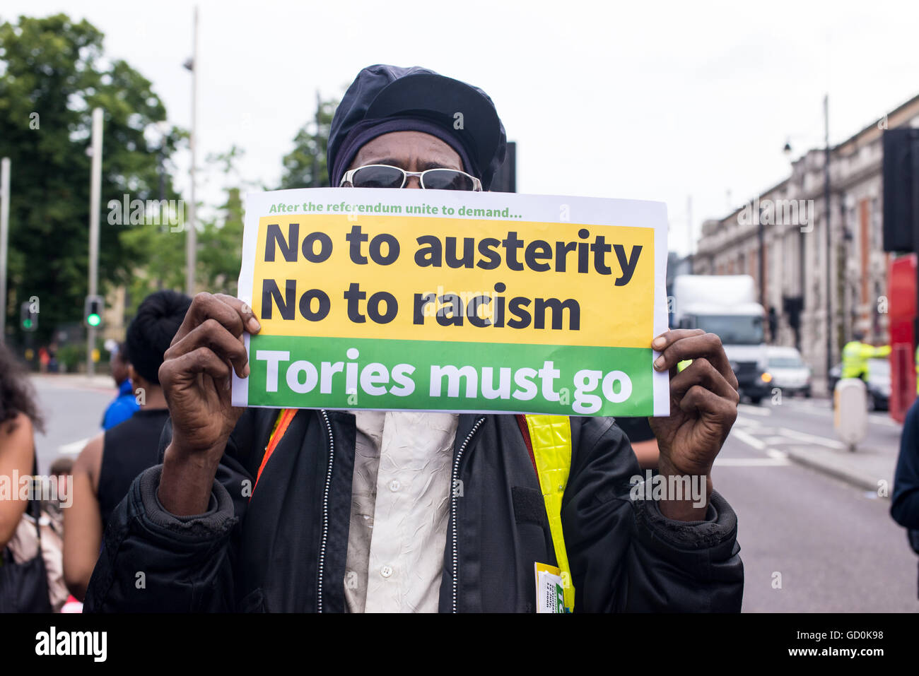 Brixton, London, UK. 9. Juli 2016.  Schwarzen Demonstrant hält ein Plakat gegen Sparkurs, Tories und Rassismus. Hunderte von schwarzen lebt Angelegenheit Anhänger marschierten auf der lokalen Polizeistation bevor ein Sit-in protestieren auf Brixton High Street, die Straßen Londons zum Stillstand gebracht. Der Marsch ist als Reaktion auf die tödlichen Schüsse von Philando Kastilien in Minnesota und Alton Sterling in Louisiana. Bildnachweis: Nicola Ferrari/Alamy Live-Nachrichten. Stockfoto