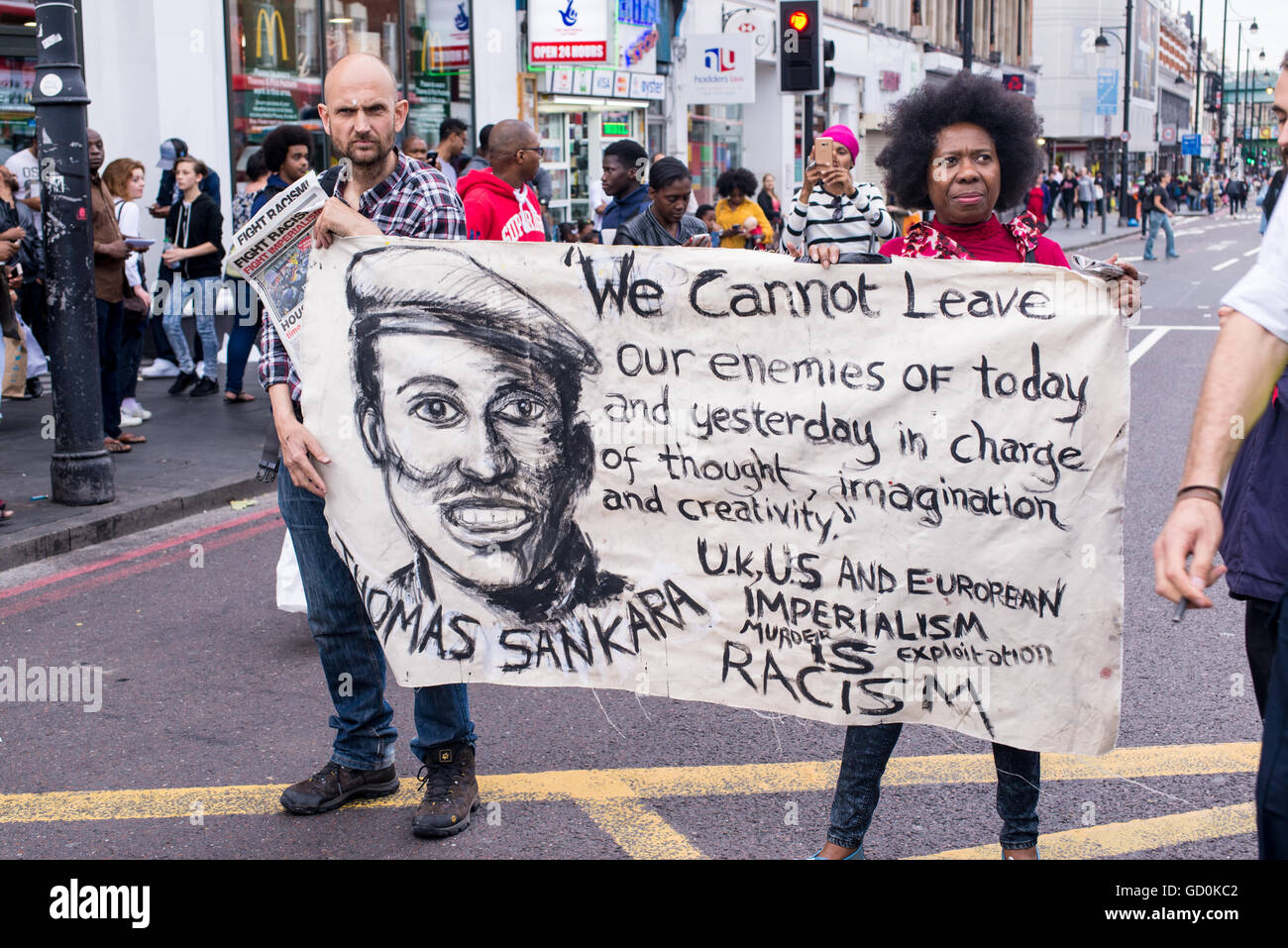 Brixton, London, UK. 9. Juli 2016. Demonstranten auf der Straße hält ein Plakat in gegen Rassismus. Hunderte von schwarzen lebt Angelegenheit Anhänger marschierten auf der lokalen Polizeistation bevor ein Sit-in protestieren auf Brixton High Street, die Straßen Londons zum Stillstand gebracht. Der Marsch ist als Reaktion auf die tödlichen Schüsse von Philando Kastilien in Minnesota und Alton Sterling in Louisiana. Bildnachweis: Nicola Ferrari/Alamy Live-Nachrichten. Stockfoto