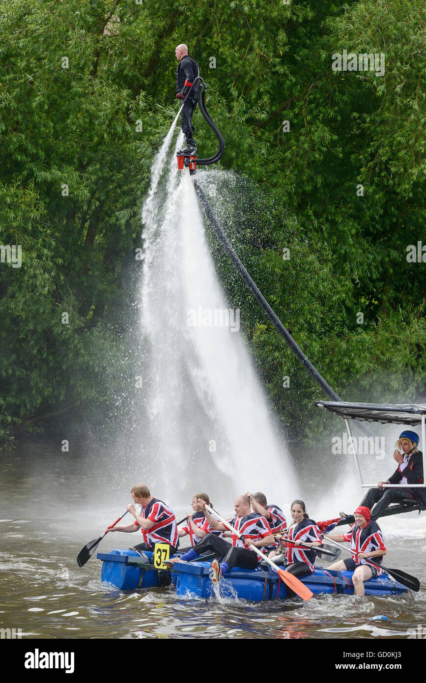 Chester, UK. 10. Juli 2016. Von Chester Rotary Club organisiert die jährlichen Charity-Floß-Rennen auf dem Fluss Dee. Konkurrenten werden von UK Fly-Board Champion Jay St John getränkt. Stockfoto