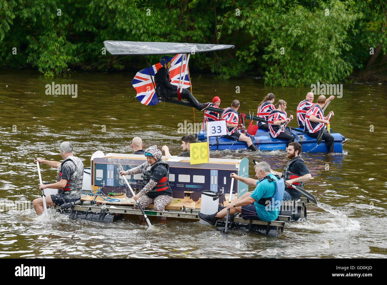 Chester, UK. 10. Juli 2016. Von Chester Rotary Club organisiert die jährlichen Charity-Floß-Rennen auf dem Fluss Dee. Stockfoto
