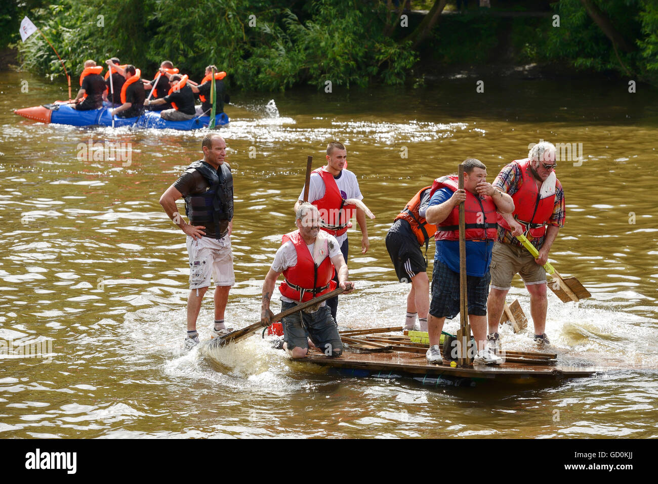 Chester, UK. 10. Juli 2016. Von Chester Rotary Club organisiert die jährlichen Charity-Floß-Rennen auf dem Fluss Dee. Andrew Paterson/Alamy Live-Nachrichten Stockfoto