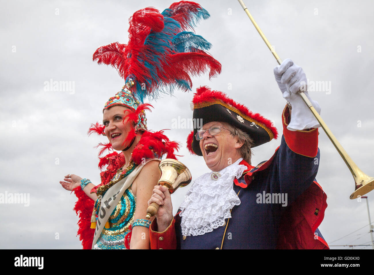 Blackpool, UK. 10. Juli 2016. "Miss Informed" und Ausrufer "Barry McQueen" Mädchen zeigen und Strickerinnen aus ganz Großbritannien wurden begrüßt, Blackpool Meer, drehen Sie ihr eigenes Garn in einem Versuch, den Guinness-Weltrekord für gleichzeitige stricken zu brechen.  Die robuste Wolle Krieger standen vor einem stürmischen kühle Brise aber waren in der Lage, sich warm zu stricken.  Der aktuelle Weltrekord steht bei 3089 Menschen & mit Hilfe der Stadtausrufer "Barry McQueen", neue Rekruten wurden von Bürgersteigen vorgeladen & waren mehr als gerne an dem Spaß teilhaben. © Cernan Elias/Al Stockfoto