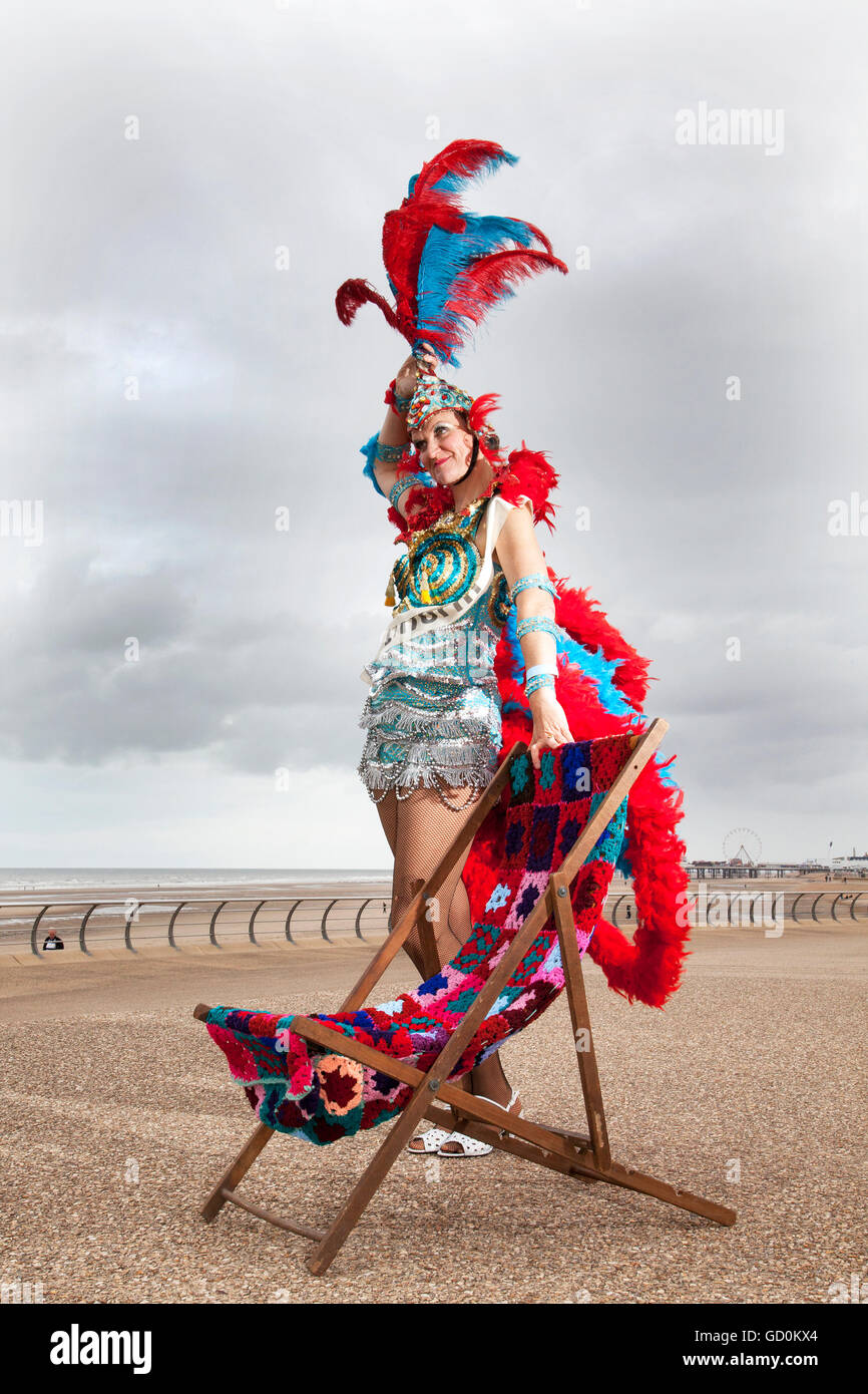 Blackpool, UK. 10. Juli 2016. Showgirl "Miss Informed" (Jenny Wilson) und Strickerinnen aus ganz Großbritannien wurden nach Blackpool Meer vorne drehen Sie ihr eigenes Garn in einem Versuch, den Guinness-Weltrekord für gleichzeitige stricken zu brechen begrüßt.  Die robuste Wolle Krieger standen vor einem stürmischen kühle Brise aber waren in der Lage, sich warm zu stricken.  Der aktuelle Weltrekord steht bei 3089 Menschen & mit Hilfe der Stadtausrufer "Barry McQueen", neue Rekruten wurden von Bürgersteigen vorgeladen & waren mehr als gerne an dem Spaß teilhaben. Bildnachweis: Cernan Elias/Alamy Live-Nachrichten Stockfoto