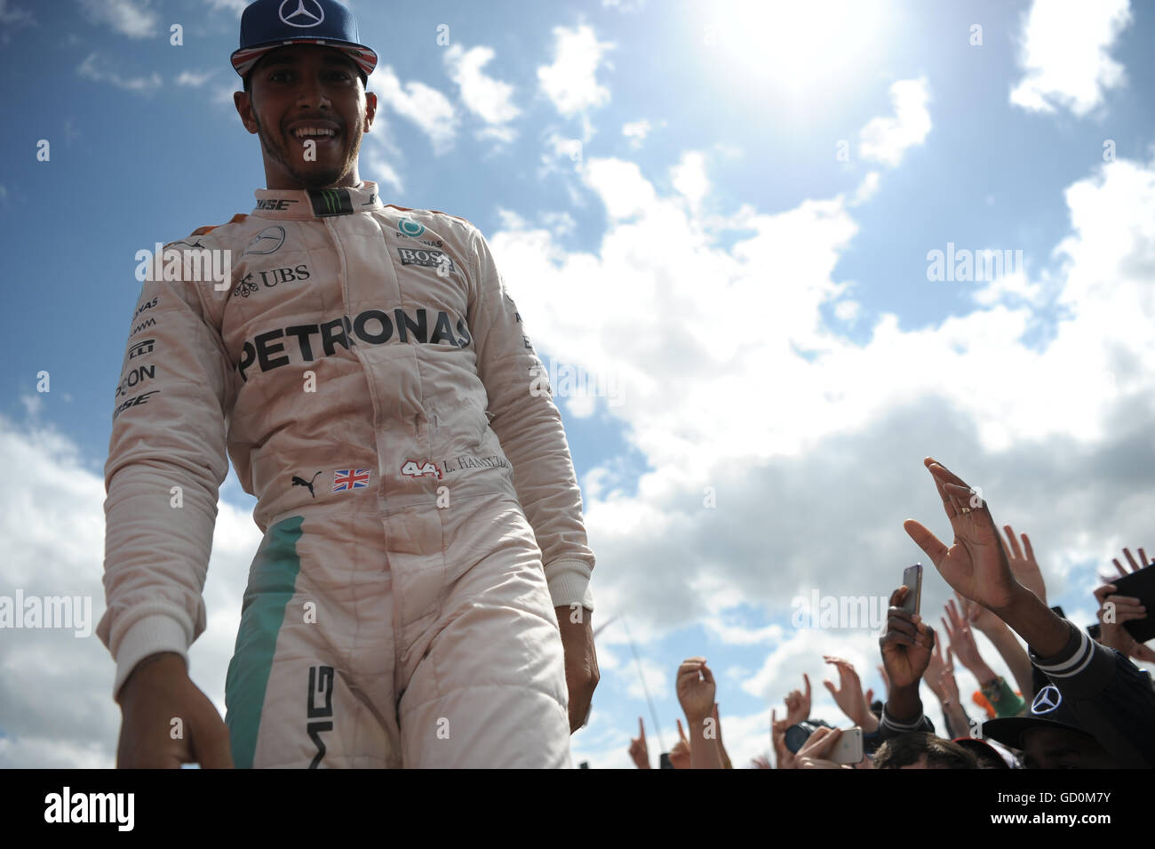 Silverstone, Großbritannien. Juli 2016. Lewis Hamilton surft nach dem Sieg im Grand prix von Großbritannien. Kredit: Kevin Bennett/Alamy Live Nachrichten Stockfoto