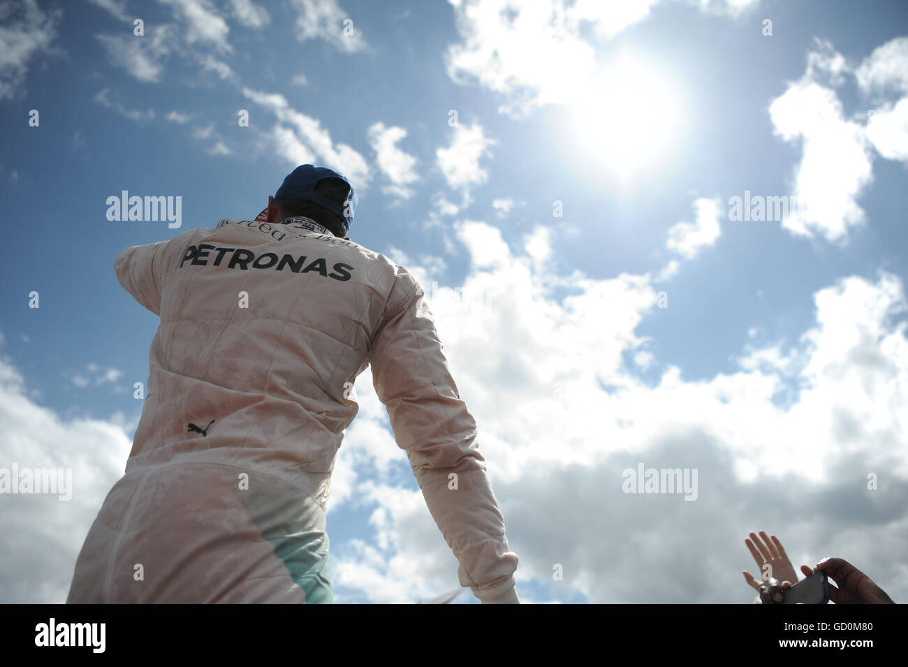 Silverstone, Großbritannien. Juli 2016. Lewis Hamilton surft nach dem Sieg im Grand prix von Großbritannien. Kredit: Kevin Bennett/Alamy Live Nachrichten Stockfoto