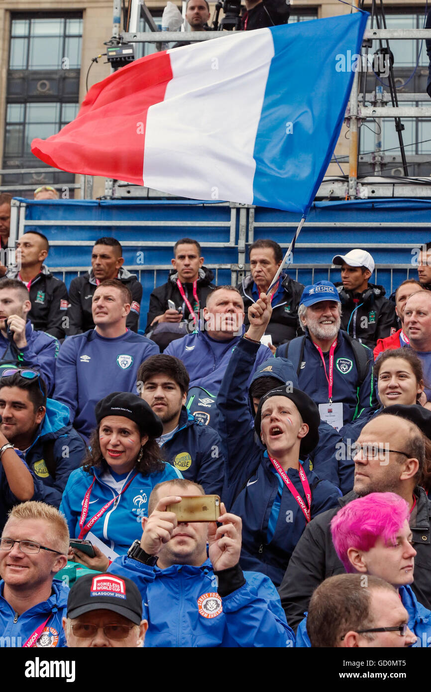 Glasgow, Vereinigtes Königreich. 10. Juli 2016. Bei starkem Regen 64 Teams aus 52 Ländern nahmen an der Eröffnungsfeier und erster Tag entspricht an die Obdachlosen Welt Cup-Fußballturnier, Gastgeber in diesem Jahr in Glasgow, Schottland. Das Turnier wurde von Mel Young, Mitbegründer und Präsident der Homeless World Cup offiziell eröffnet und die Veranstaltung lockte tausende von Zuschauern der Fußballspiele, die über die drei Stellplätze eigens erbaute George Square, im Zentrum Stadt teilzunehmen. Bildnachweis: Findlay/Alamy Live-Nachrichten Stockfoto