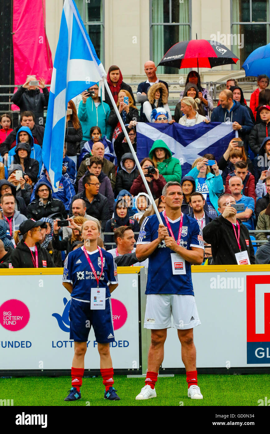 Glasgow, Vereinigtes Königreich. 10. Juli 2016. Bei starkem Regen 64 Teams aus 52 Ländern nahmen an der Eröffnungsfeier und erster Tag entspricht an die Obdachlosen Welt Cup-Fußballturnier, Gastgeber in diesem Jahr in Glasgow, Schottland. Das Turnier wurde von Mel Young, Mitbegründer und Präsident der Homeless World Cup offiziell eröffnet und die Veranstaltung lockte tausende von Zuschauern der Fußballspiele, die über die drei Stellplätze eigens erbaute George Square, im Zentrum Stadt teilzunehmen. Bildnachweis: Findlay/Alamy Live-Nachrichten Stockfoto