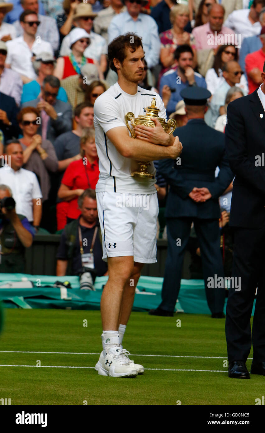 London, UK. 10. Juli 2016. Wimbledon Tennis Championships Tag 14. Das Finale der Männer Singles zwischen Andy Murray (GBR) (2) und Milos Raonic (CAN) (6). Andy Murray (GBR) feiert Sieg über Milos Raonic (CAN) in zwei Sätzen im heutigen Finale seinen zweiten Wimbledon Singles Titel zu gewinnen. Bildnachweis: Action Plus Sport Bilder/Alamy Live News Stockfoto