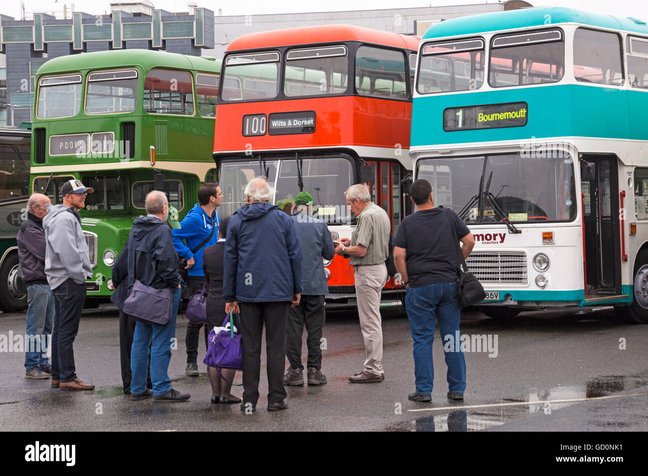 Poole, Dorset, UK. 10. Juli 2016. Hants & Dorset (mehr Bus) Jubiläum feiert im Stil zum 100. Geburtstag an Poole Quay mit Oldtimer Busfahrten, Displays und Familienunterhaltung. Bildnachweis: Carolyn Jenkins/Alamy Live-Nachrichten Stockfoto