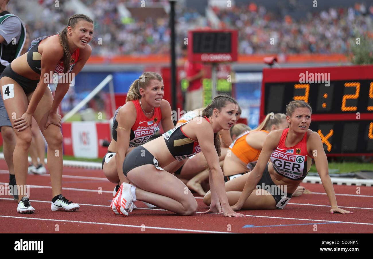 Amsterdam, Niederlande. 10. Juli 2016. Staffel 4 x 400 mit Friederike Möhlenkamp (v.l.), Lara Hofmann, Laura Müller und Ruth Sophia Spelmeyer Blick auf die Anzeigetafel an der Europäische Leichtathletik-Meisterschaften 2016 im Olympiastadion in Amsterdam, Niederlande, 10. Juli 2016. Foto: Michael Kappeler/Dpa/Alamy Live News Stockfoto