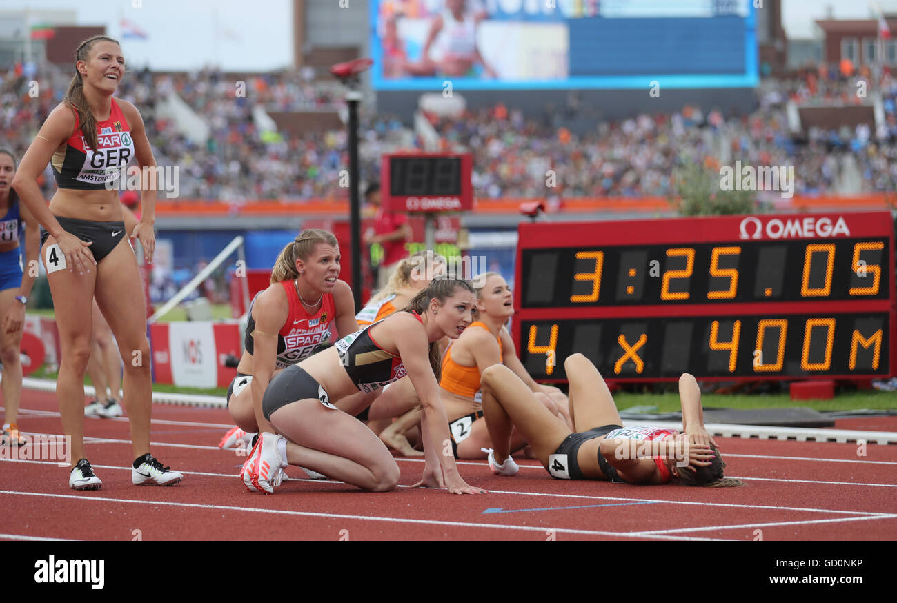 Amsterdam, Niederlande. 10. Juli 2016. Staffel 4 x 400 mit Friederike Möhlenkamp (v.l.), Lara Hofmann, Laura Müller und Ruth Sophia Spelmeyer Blick auf die Anzeigetafel an der Europäische Leichtathletik-Meisterschaften 2016 im Olympiastadion in Amsterdam, Niederlande, 10. Juli 2016. Foto: Michael Kappeler/Dpa/Alamy Live News Stockfoto