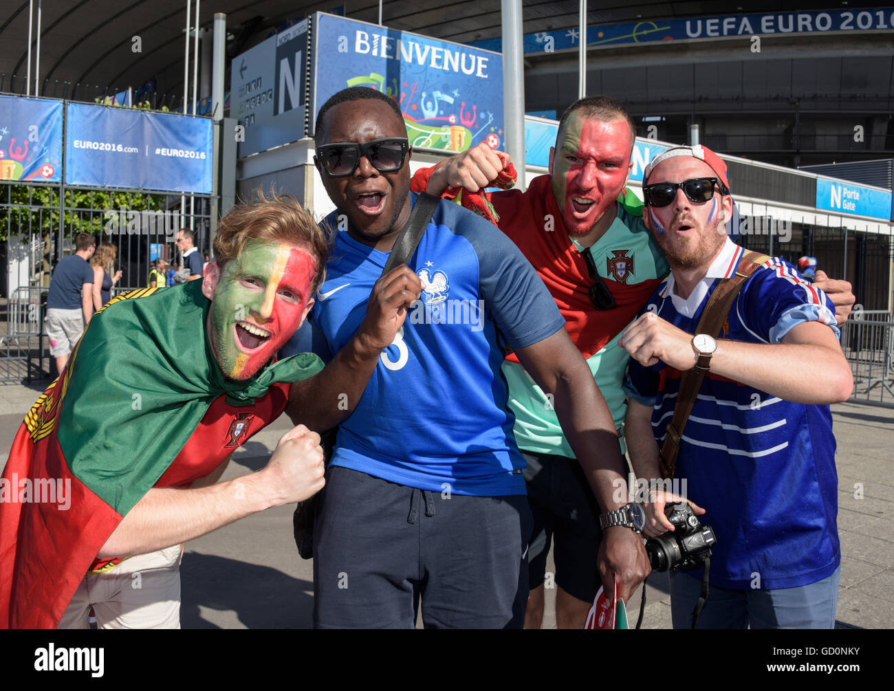 Stade de France, Paris, Frankreich. 10. Juli 2016. 2016 Fußball-Europameisterschaft, endgültig. Portugal gegen Frankreich. Französischen und portugiesischen Fans verkleidet bereit für das Spiel © Action Plus Sport/Alamy Live News Stockfoto