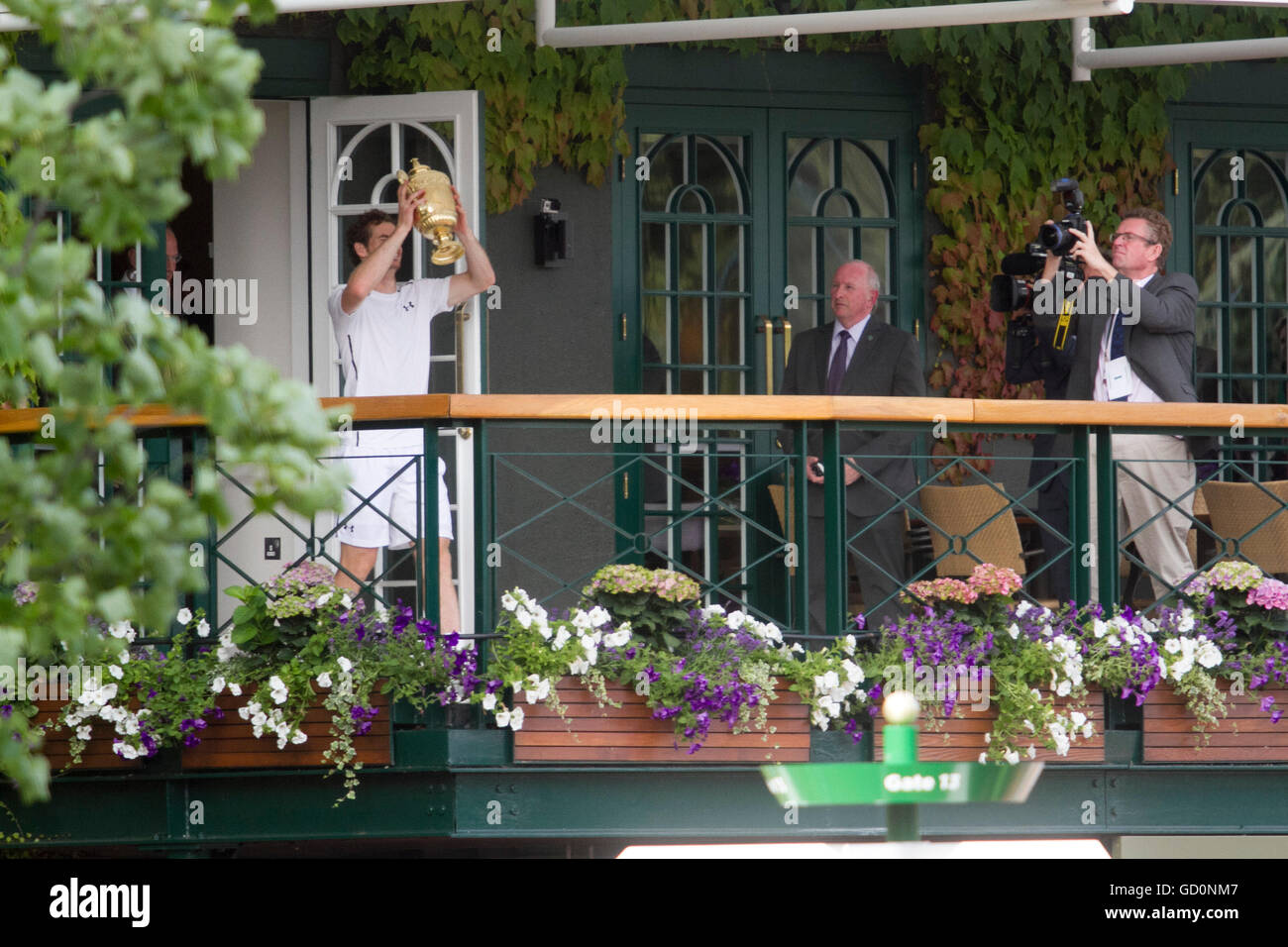 Wimbledon London, UK. 10. Juli 2016. Ein jubelnder Andy Murray feiert mit der Trophäe aus dem Centre Court Balkon nach dem Gewinn seines zweiten Wimbledon-Titels gegen Milos Raonic von Kanada Kredit: Amer Ghazzal/Alamy Live-Nachrichten Stockfoto