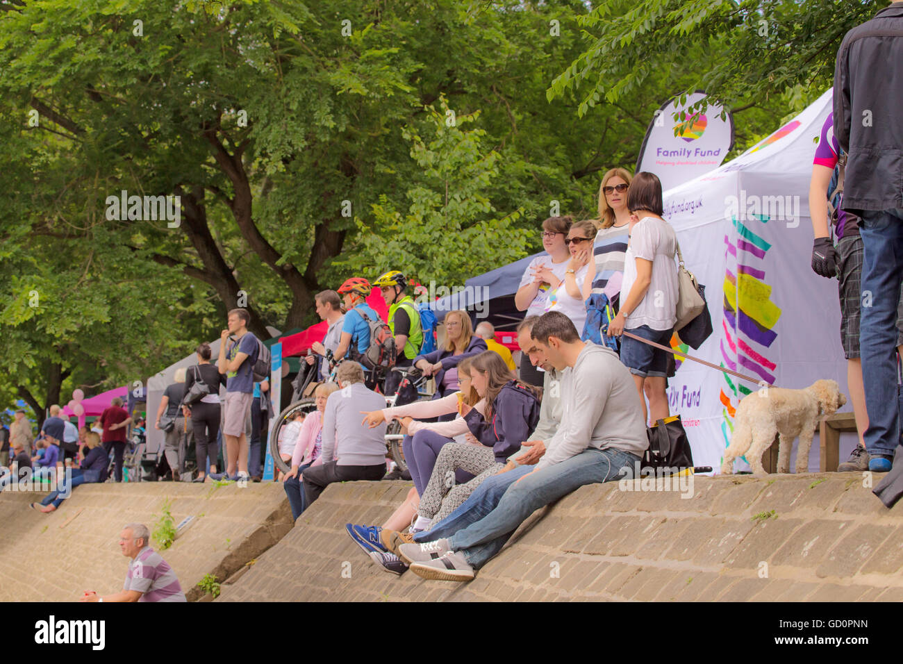 York, UK. 10. Juli 2016.  Menschenmassen beobachten die hart umkämpften Nächstenliebe Drachenboot Rennen in der Sonne auf den Fluss Ouse, organisiert durch den Rotary Club of York. Nominierte Wohltätigkeitsorganisationen sind in diesem Jahr die Familie Fonds und die Insel. © AJ Visionen / Alamy News Stockfoto