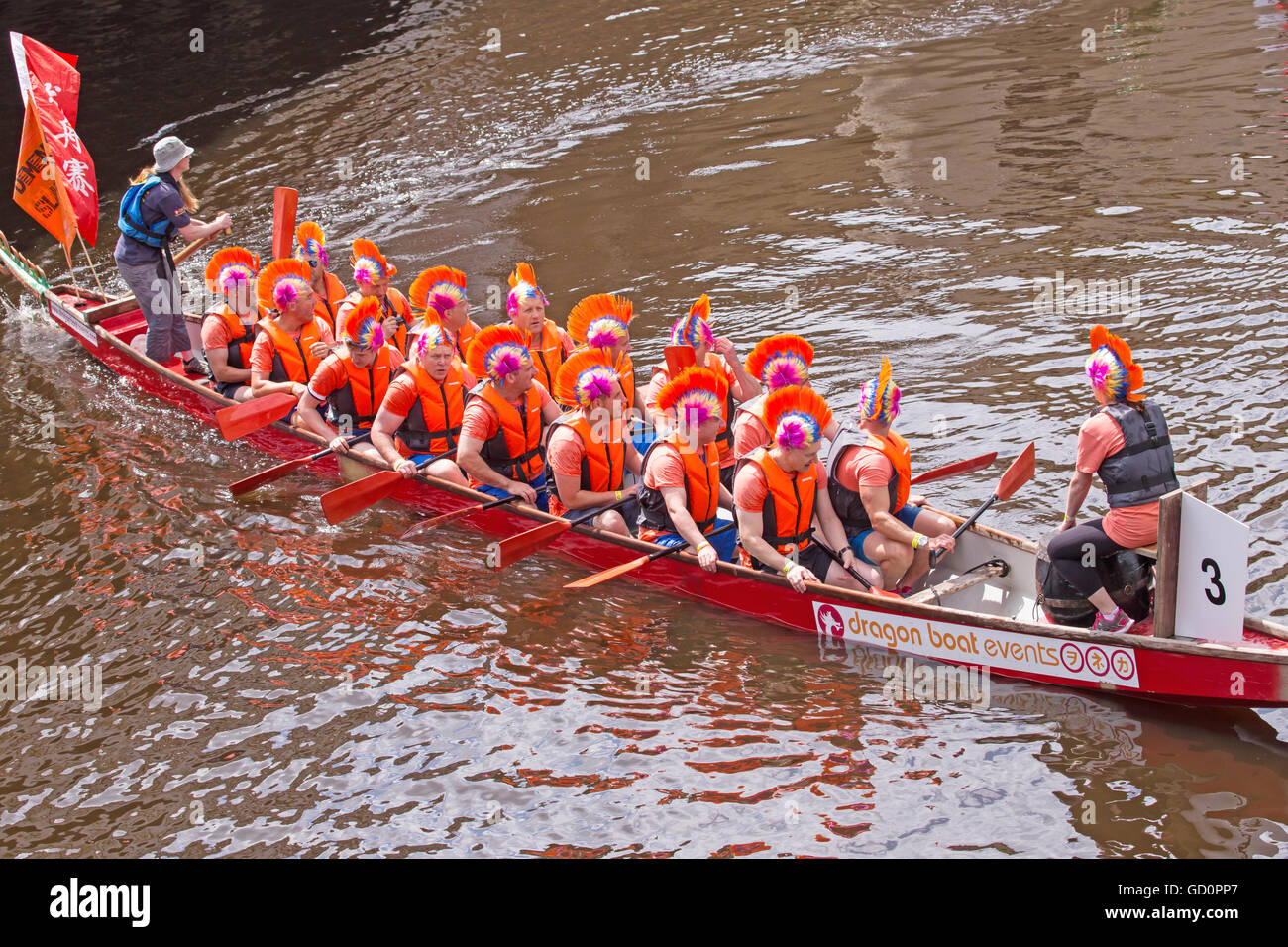 York, Großbritannien. Juli 2016. Menschenmassen beobachten die hochwettbewerbsintensiven Drachenboot-Rennen im Sonnenschein am Fluss Ouse, die vom Rotary Club of York organisiert werden. Nominierte Wohltätigkeitsorganisationen in diesem Jahr sind der Family Fund und die Insel. © Calverley / Alamy News Stockfoto