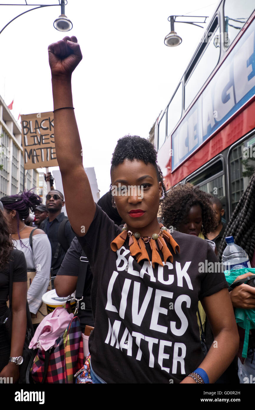 London, UK. 10. Juli 2016. "Schwarze Materie Leben"!  Mehr als eintausend Menschen marschierten auf Oxford Straße und weiter nach Parliament Square empört über die Brutalität der Polizei in den USA nach der Polizei-Tötung von zwei schwarze Männer - einer in Minnesota und in Louisiana. "Hands up Don't shoot" Fotos von Janine Wiedel 10.7.16 London Credit: Janine Wiedel Photolibrary/Alamy Live News Stockfoto