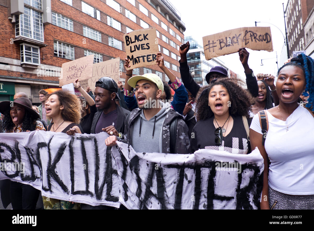 London, UK. 10. Juli 2016. "Schwarze Materie Leben"!  Mehr als eintausend Menschen marschierten auf Oxford Straße und weiter nach Parliament Square empört über die Brutalität der Polizei in den USA nach der Polizei-Tötung von zwei schwarze Männer - einer in Minnesota und in Louisiana. "Hands up Don't shoot" Fotos von Janine Wiedel 10.7.16 London Credit: Janine Wiedel Photolibrary/Alamy Live News Stockfoto