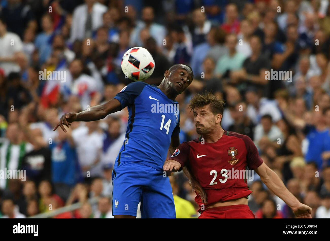 Paris, Frankreich. 10. Juli 2016. Blaise Matuidi(L) Frankreichs wetteifert mit Adrien Silva Portugals während der Euro 2016 Finale in Paris, Frankreich, 10. Juli 2016. Bildnachweis: Guo Yong/Xinhua/Alamy Live-Nachrichten Stockfoto