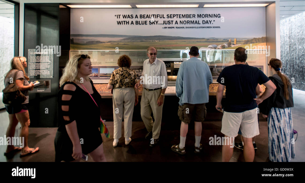 Shanksville, Pennsylvania, USA. 10. Juli 2016. Menschen besuchen das Flight 93 National Memorial. Am 11. September 2001 kam der Vereinigten Staaten unter Beschuss, als vier Verkehrsflugzeuge wurden entführt und benutzt, um Ziele auf dem Boden treffen. Aufgrund der Aktionen von den 40 Passagiere und Besatzungsmitglieder an Bord der United Airlines Flug 93 wurde der geplanten Angriff auf das US Capitol vereitelt. © Brian Cahn/ZUMA Draht/Alamy Live-Nachrichten Stockfoto